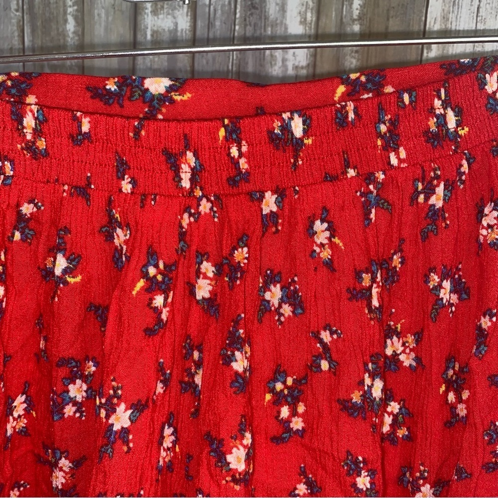American Eagle Outfitters Red Floral Shorts - Picture 5 of 6